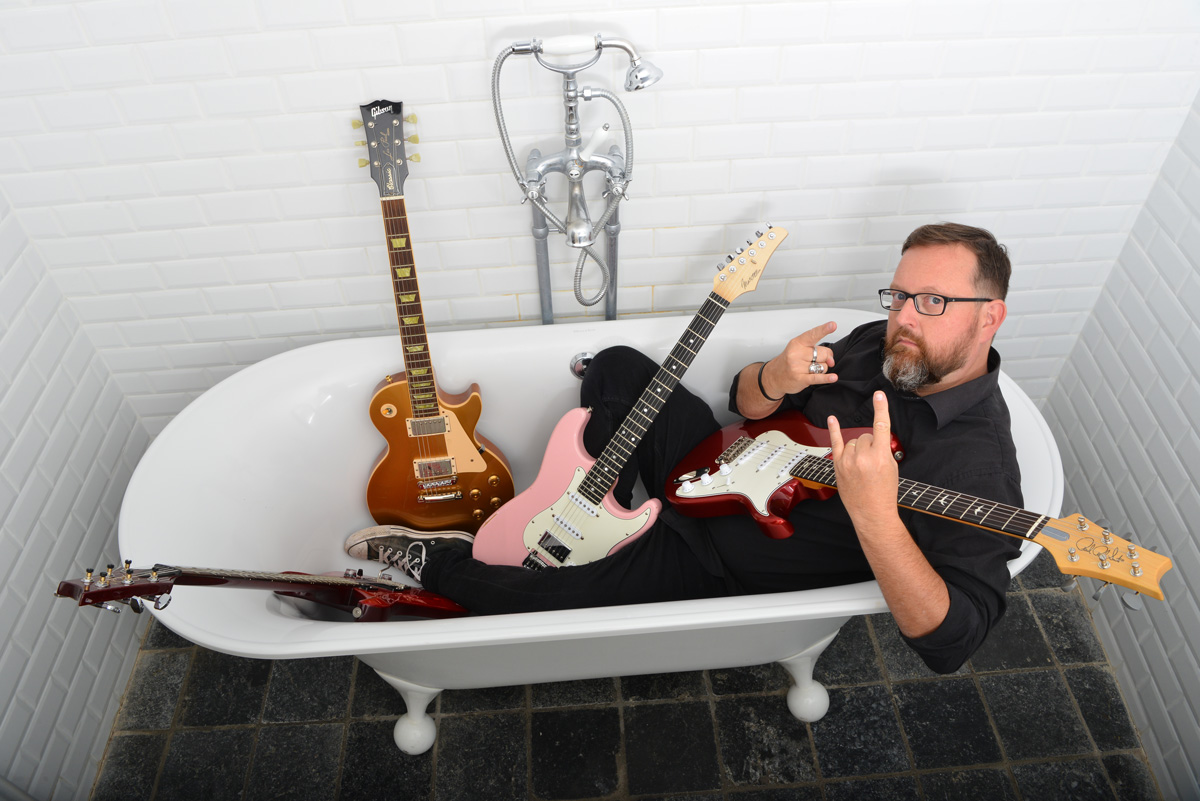 Photo Sylvestre Etienne avec ses guitares